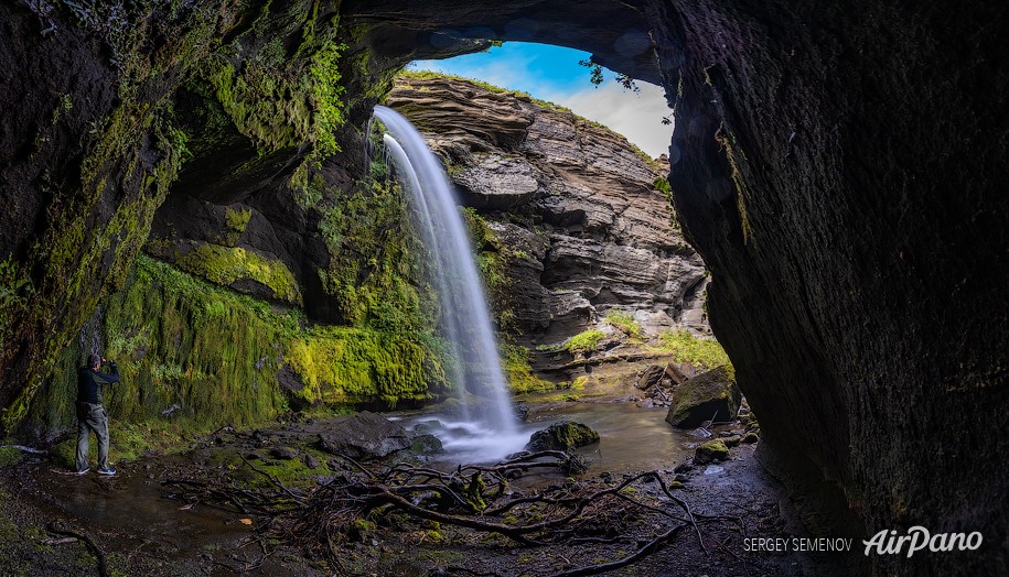 Waterfall in Parusnaya Bay