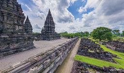 Near ruins of shrines Candi Perwara