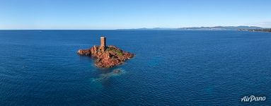 View to the Île d'Or Island from the coast