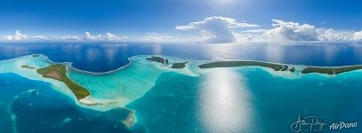 The lagoon of Tetiaroa. Showers from the North