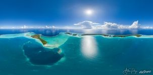 The lagoon of Tetiaroa. Showers from the North