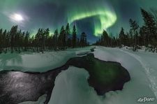 Northern lights over a non-freezing river